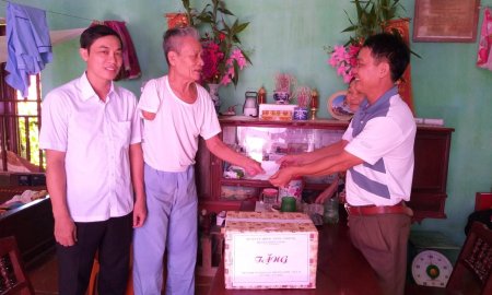 Đảng Ủy - HĐND - UBND - MTTQ xã Minh Khôi tặng quà cho các gia đình có công với các mạng nhân dịp 75 năm ngày Thương binh - liệt sỹ